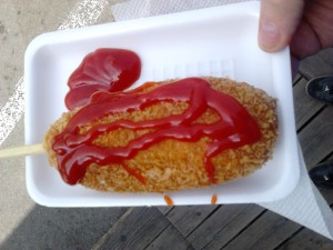 Hot dog coréen - saucisse enroulé de je sais pas trop quoi pané