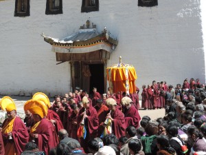 Les moines qui tournent autour du temple
