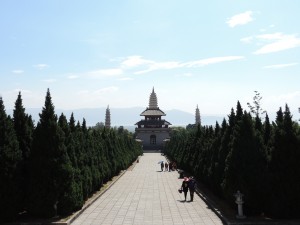 Temple avec les pagodes au fond