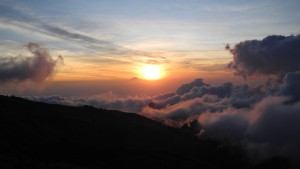 Le coucher de soleil avec Bali en fond