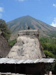 Un toit en chaume sous la protection du volcan