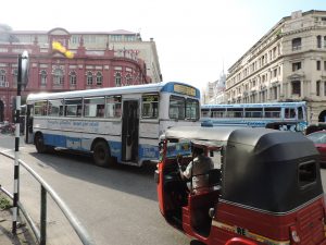 Le trafic dans Colombo entre Tuk Tuk et bus...
