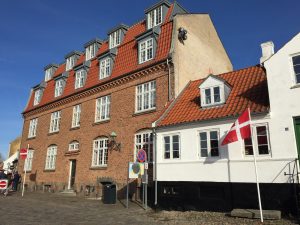 De la brique et un drapeau, on est bien au Danemark. 