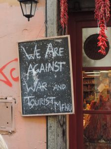 "Nous sommes contre la guerre et les menus pour touriste"